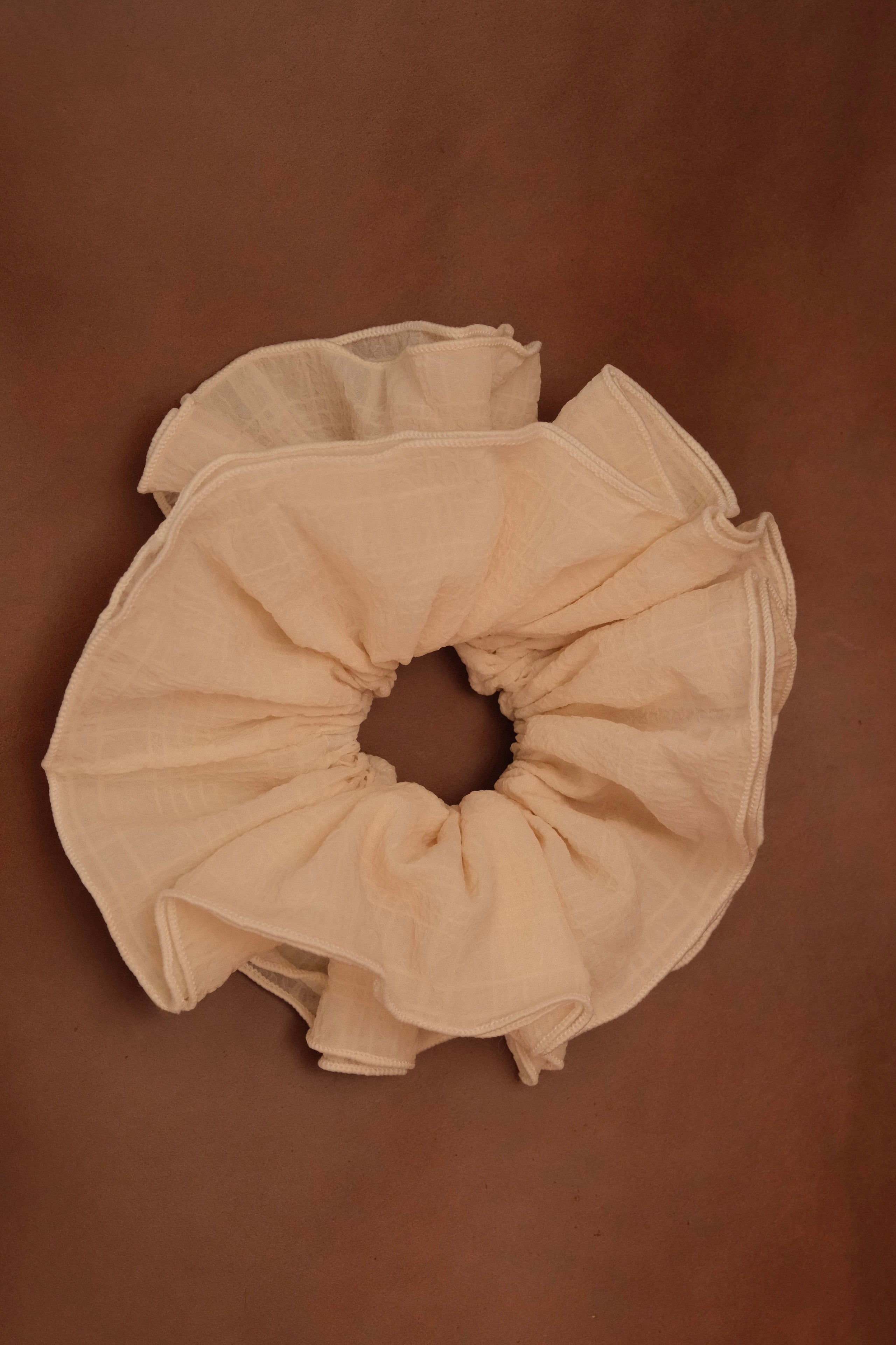 White ruffle maxi scrunchie