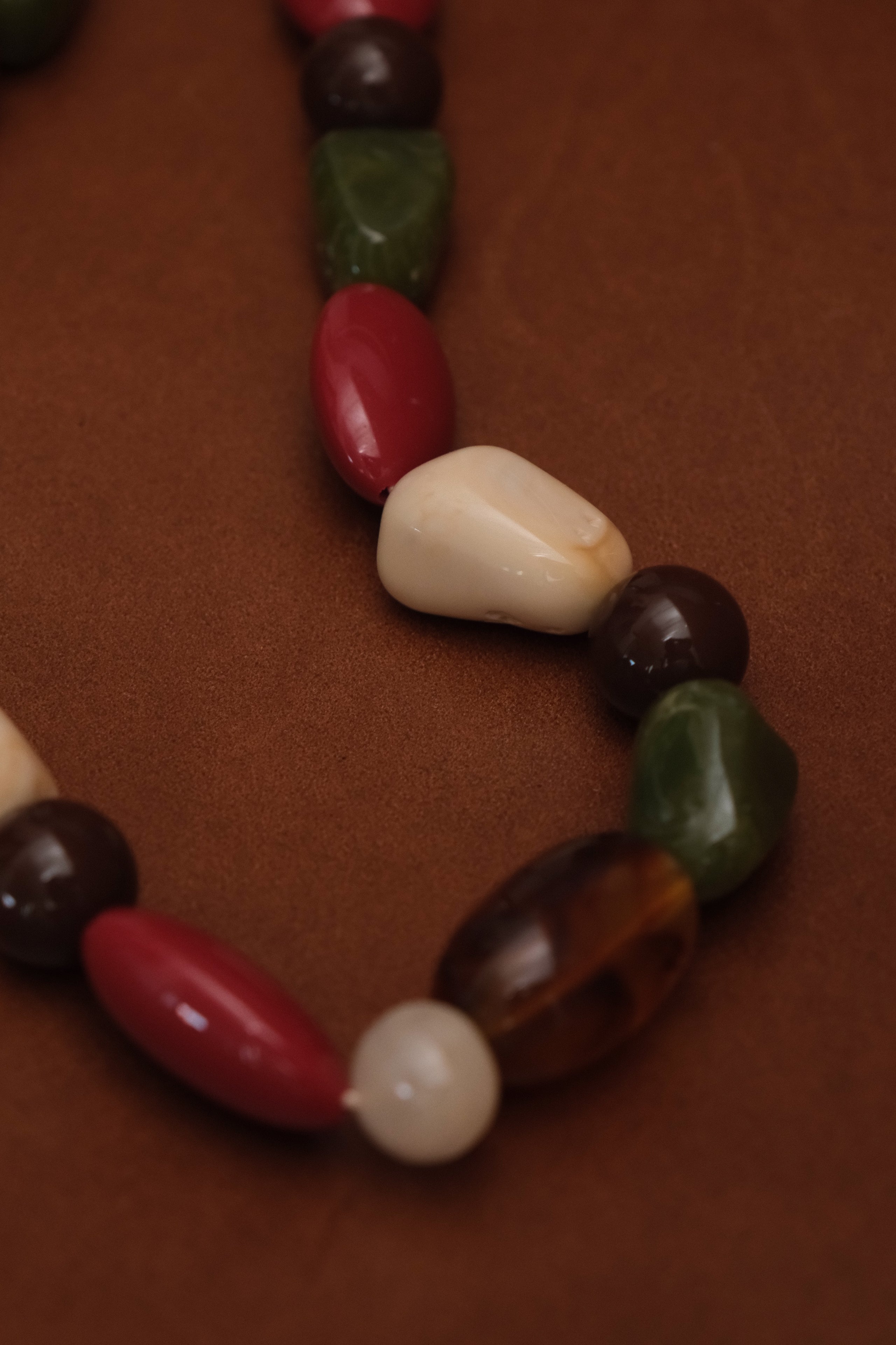 Collier grosses perles kaki/rouge