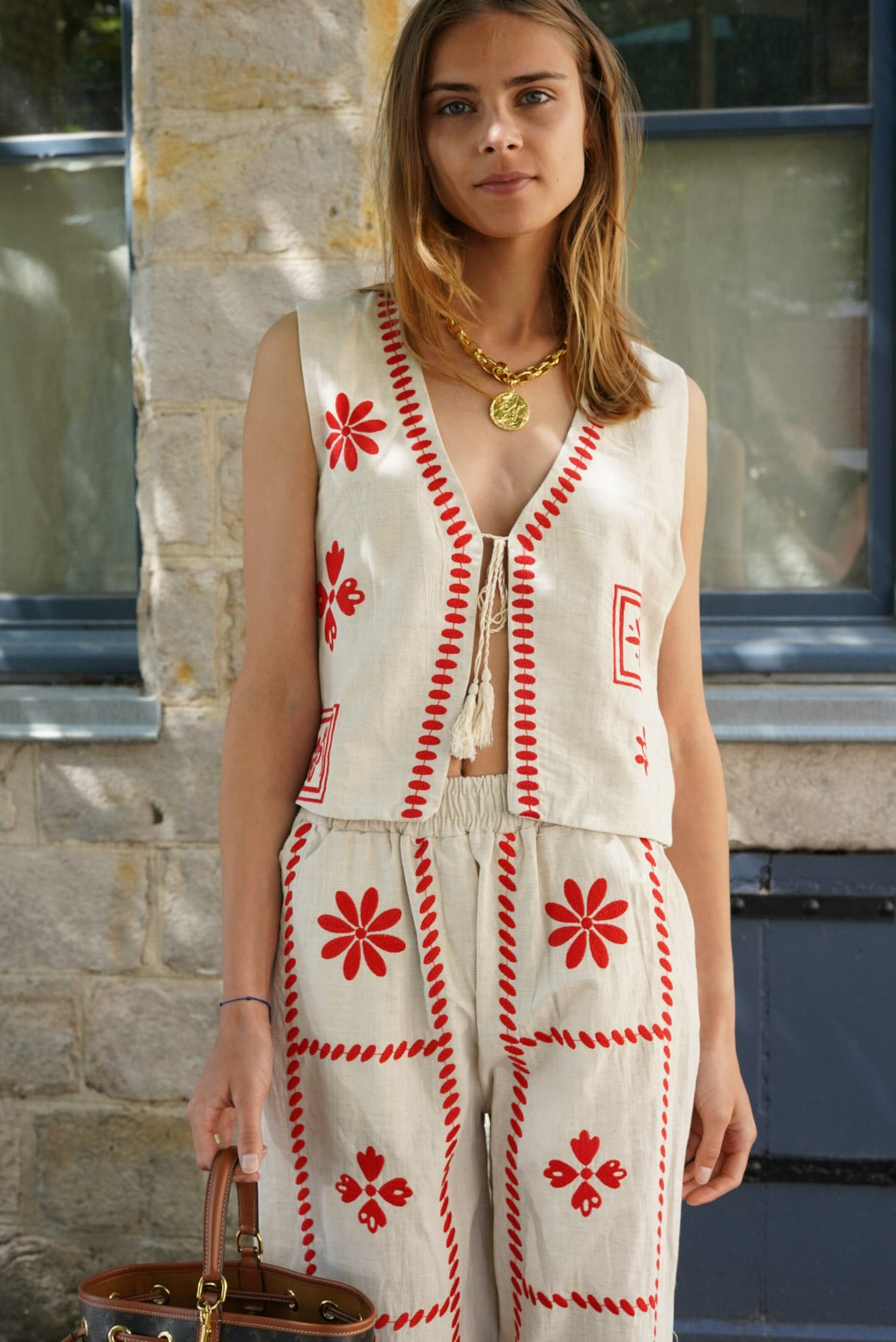 Côme beige/red embroidery sleeveless cardigan