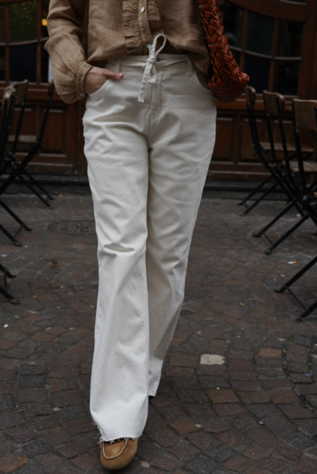 Wide-legged ecru Tom jeans