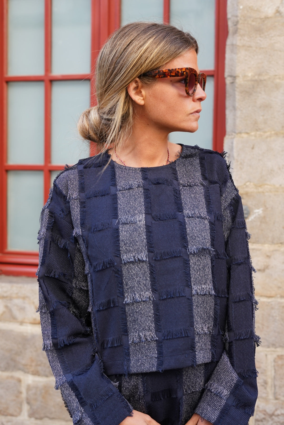 Une coupe cropped et des franges, rien de mieux comme pièce qui sort du lot avec le top Anatole à franges marine. 