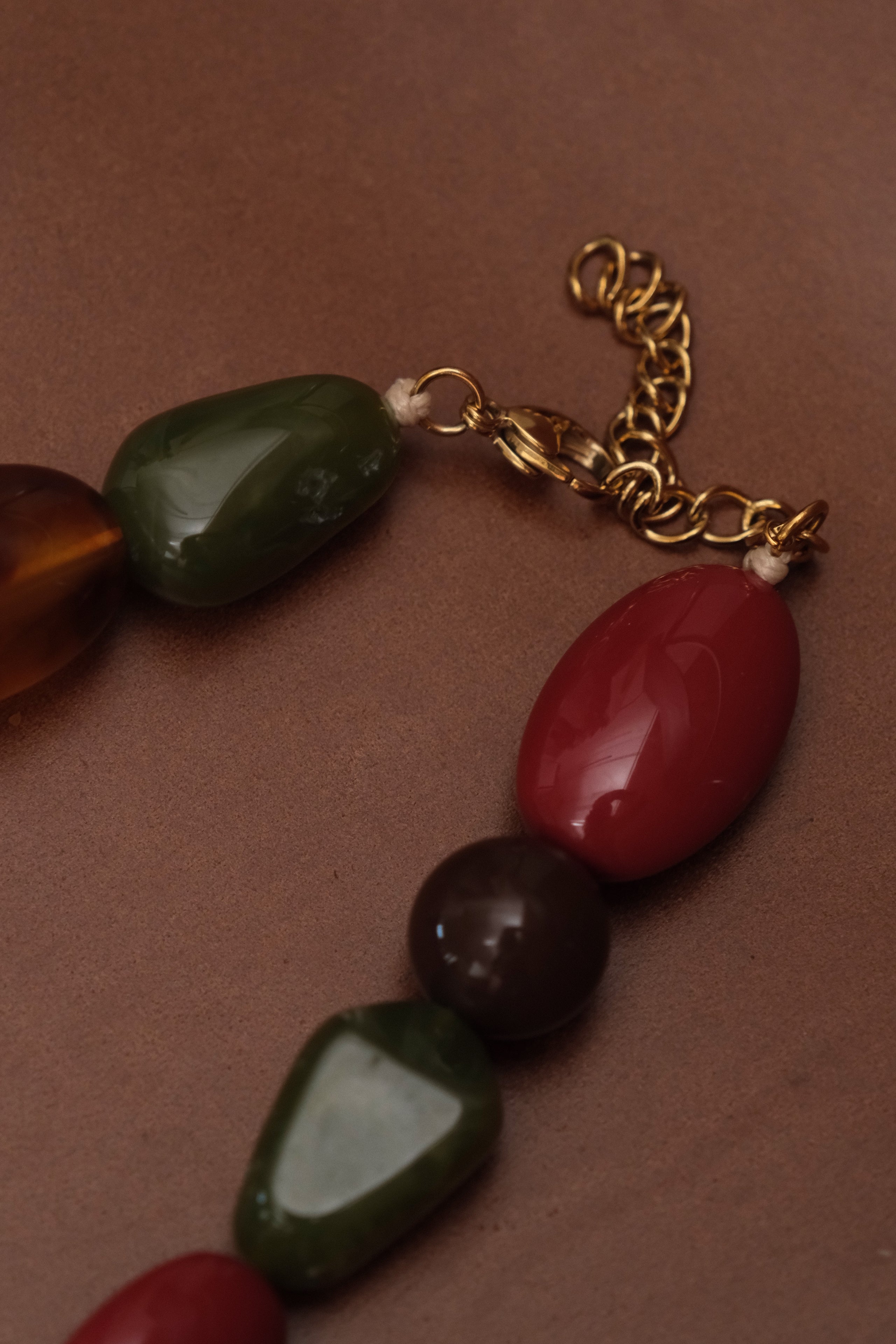 Collier grosses perles kaki/rouge