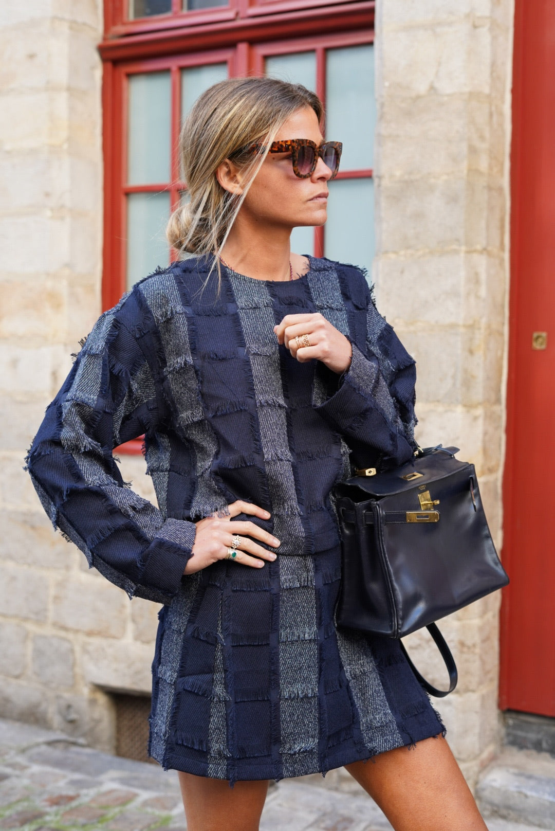 Des manches larges et un tissu jacquard bleu, se top est la pièce parfaite pour un look élégant et texturé.