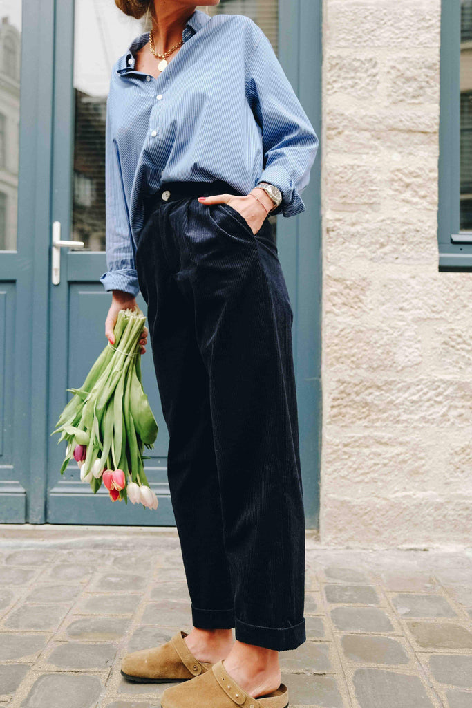 Une coupe droite, une taille haute, un velours côtelé, des pinces et deux poches à l'avant, Auguste est le pantalon à avoir pour toutes les saisons.
