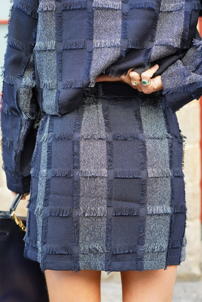 Cette jupe courte avec deux bleus différents est une pièce sophistiquée à avoir dans son dressing