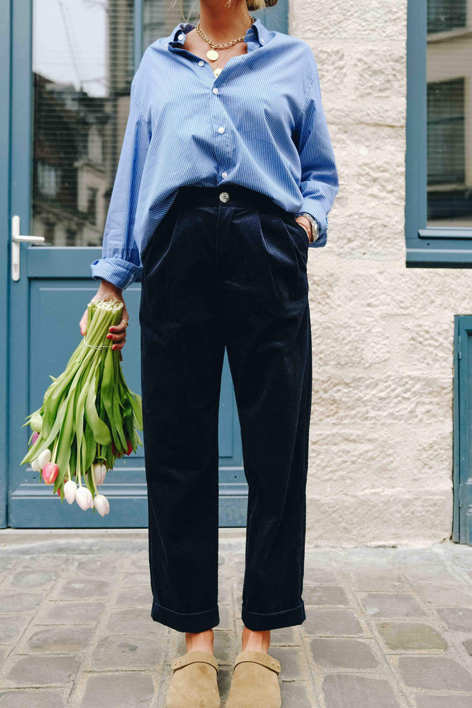 L'incontournable pantalon à pinces AUGUSTE en velours marine.