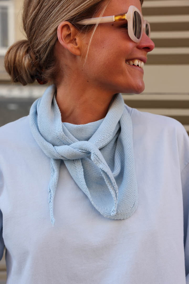 Léon sky-blue knit scarf