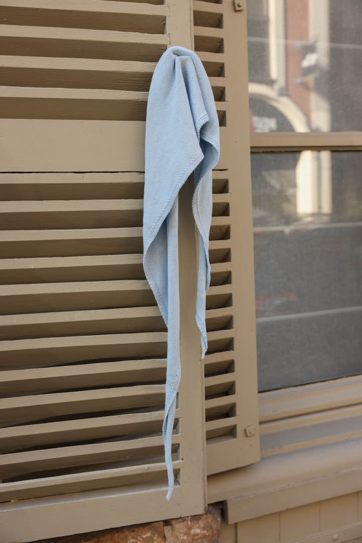 Léon sky-blue knit scarf