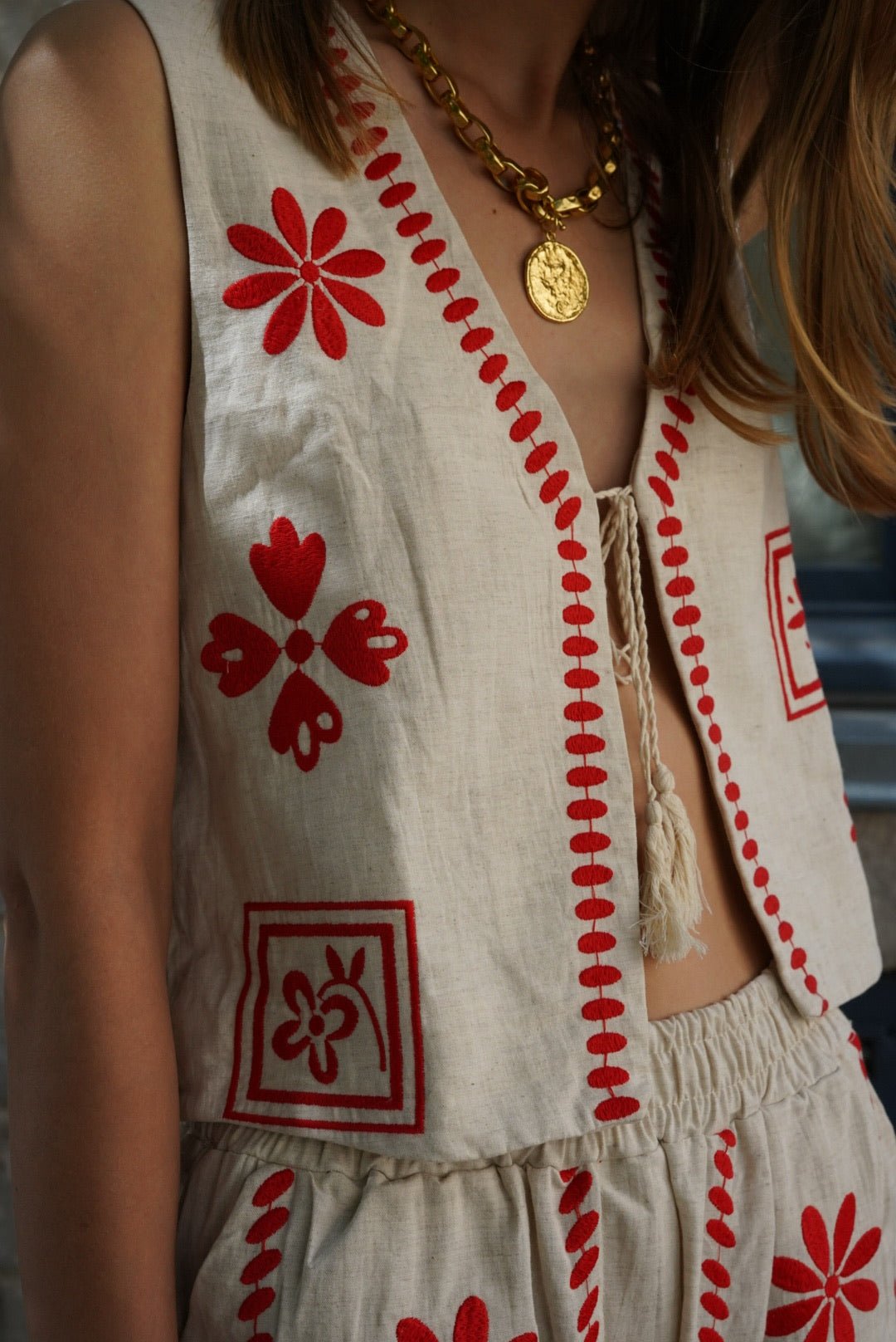 Gilet sans manche Côme broderie beige/rouge