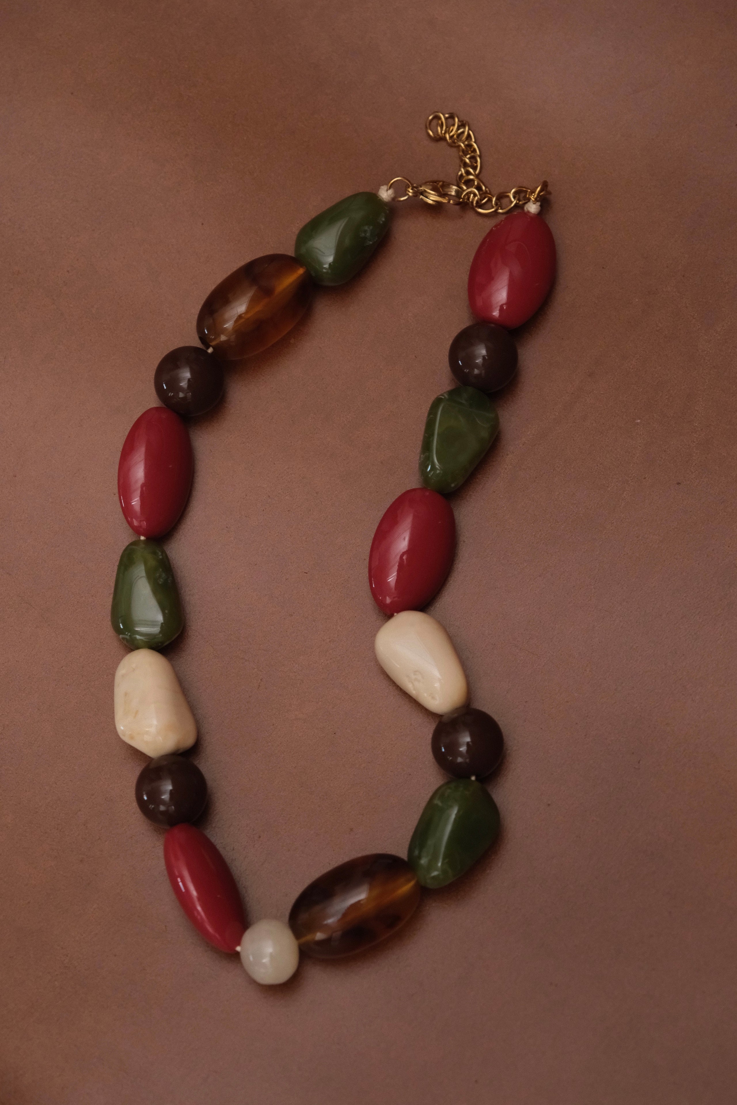 Collier grosses perles kaki/rouge