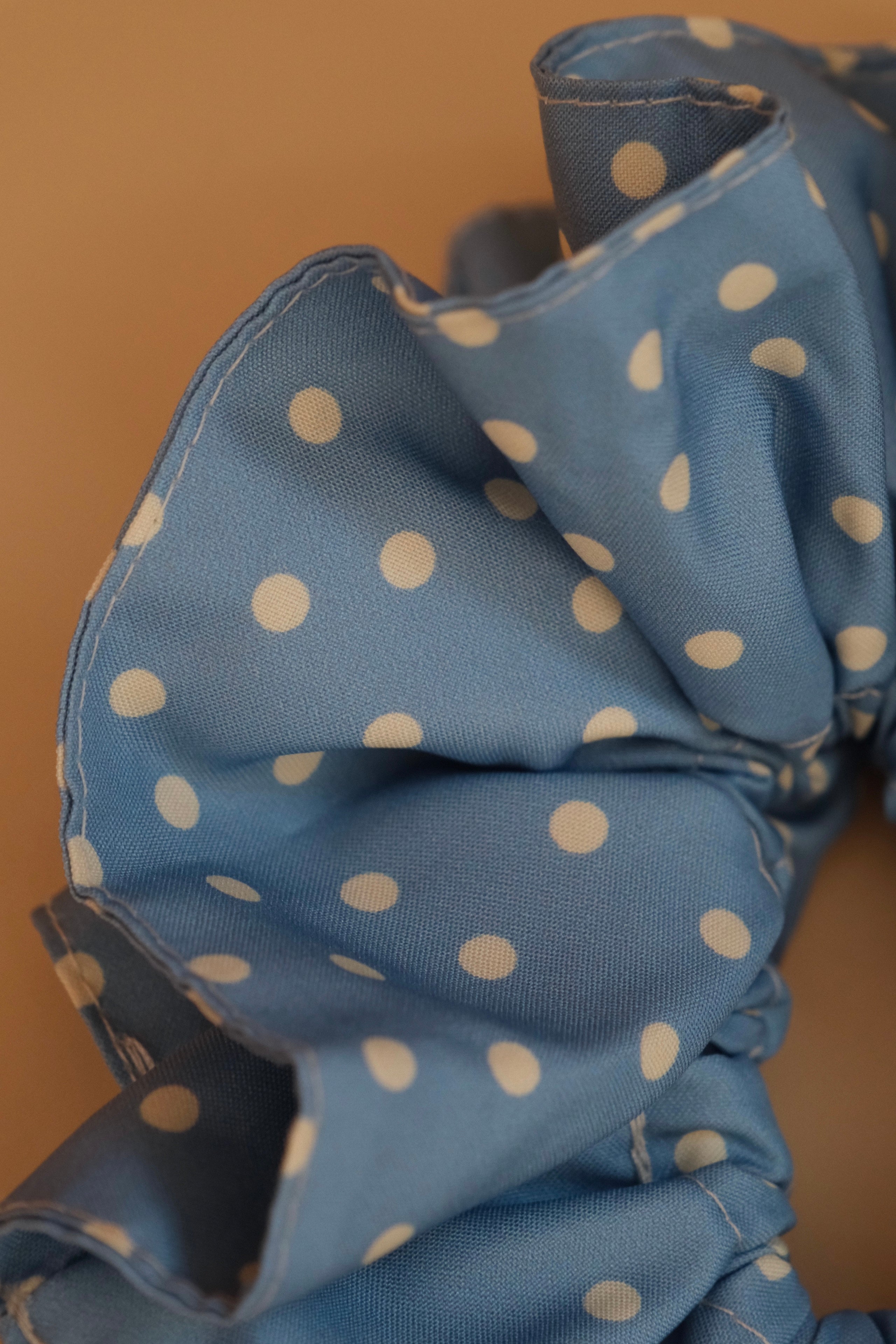 Maxi chouchou froufrou pois bleu